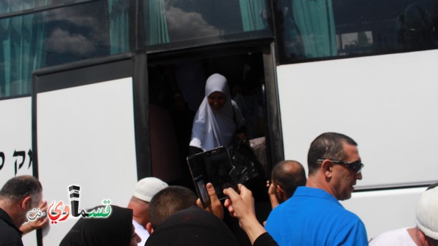 كفرقاسم -فيديو : حجا مبرور وسعيا مشكورا .. حجاج حافلة الحاج احمد الصوص تصل البلدة بسلام ودموع الفرح تغمر الجميع 